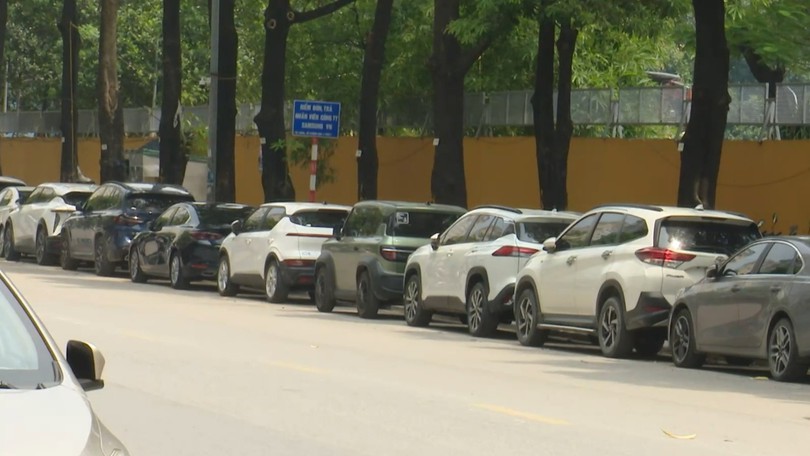 Đỗ xe tràn lan trên phố Duy Tân