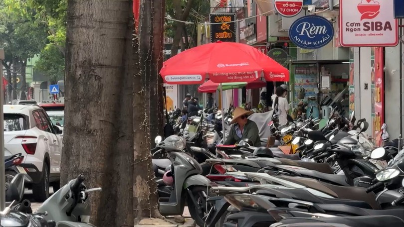 Phố Nguyễn Văn Lộc: Sôi động hay lộn xộn?