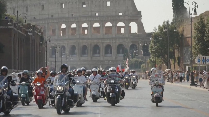Hàng nghìn xe Vespa diễu hành kỷ niệm 80 năm tại Rome