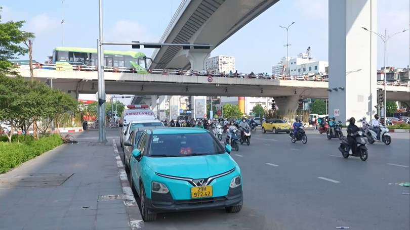 Xe dừng đỗ trái phép tại nút giao Giải Phóng - Đại La