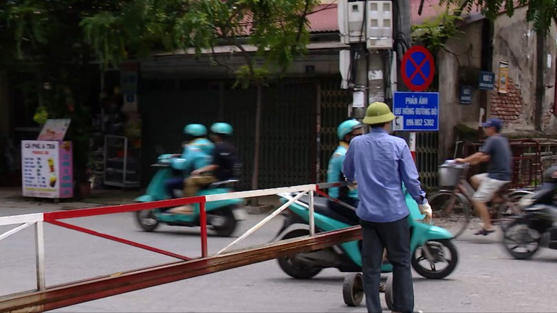 Nhiều người vẫn cố tình vượt đường ngang khi barie hạ chắn