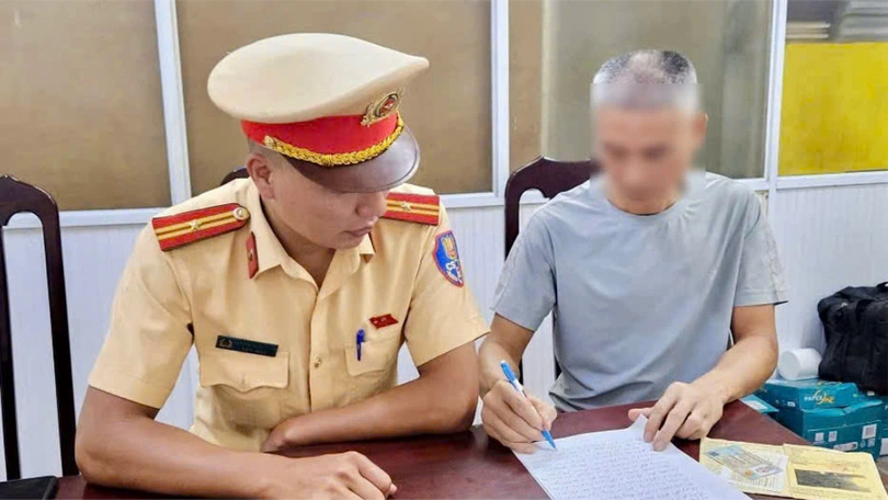 Phạt lái xe làm rơi đất ra đường Võ Chí Công