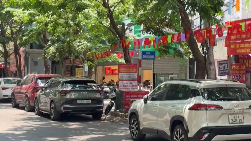 Xe đỗ tràn lan trên đường Đại La, cản trở giao thông