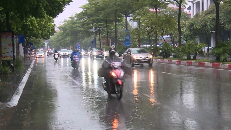 Hà Nội đón không khí lạnh trong tháng 6: 12 năm mới có một lần