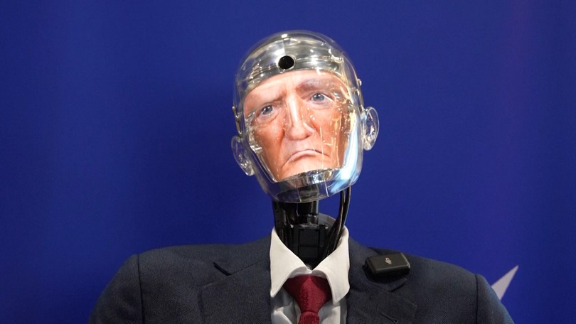 Robot mang gương mặt ông Trump và Zuckerberg