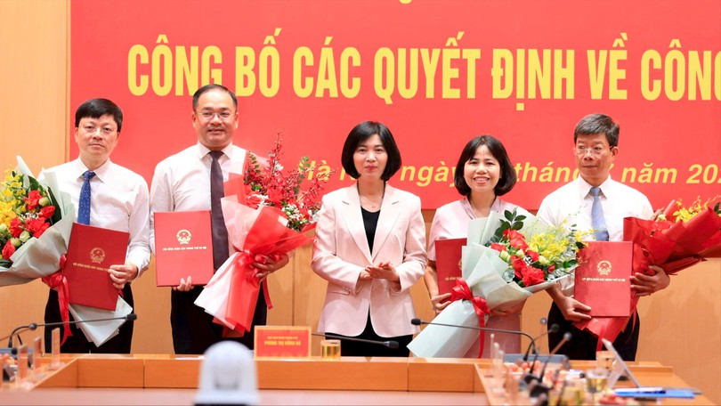 Đảng uỷ HĐND thành phố trao các quyết định về công tác Đảng
