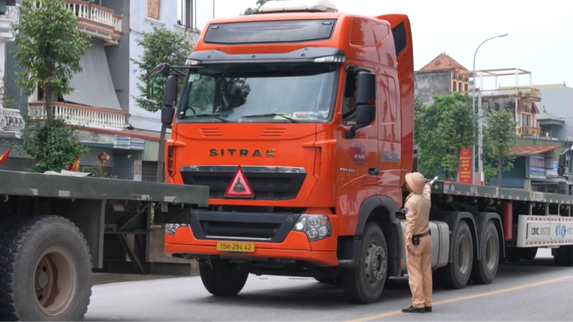 Chấn chỉnh tình trạng xe quá tải lưu thông trên đường Lê Hữu Tựu