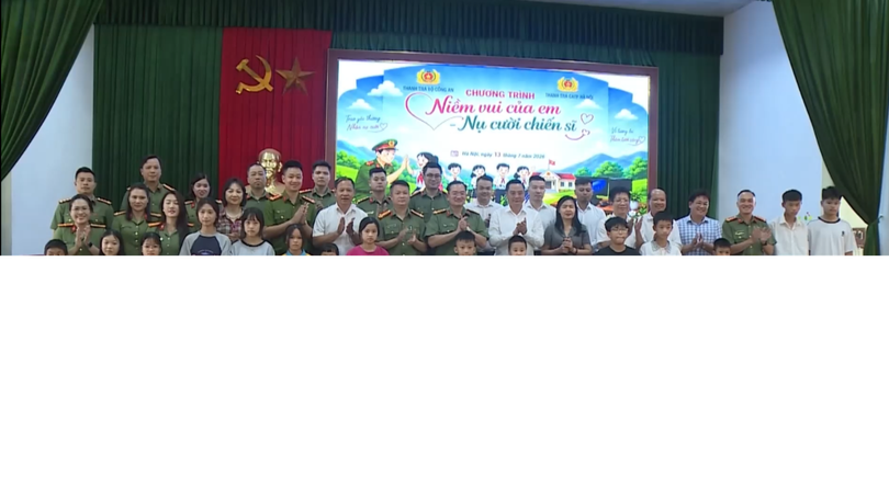 Thanh tra Bộ Công an tặng quà trẻ em xã Tam Hưng