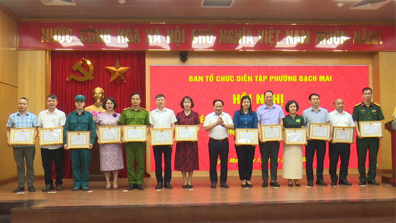 Phường Bạch Mai khen thưởng 46 tập thể, cá nhân tham gia diễn tập tác chiến