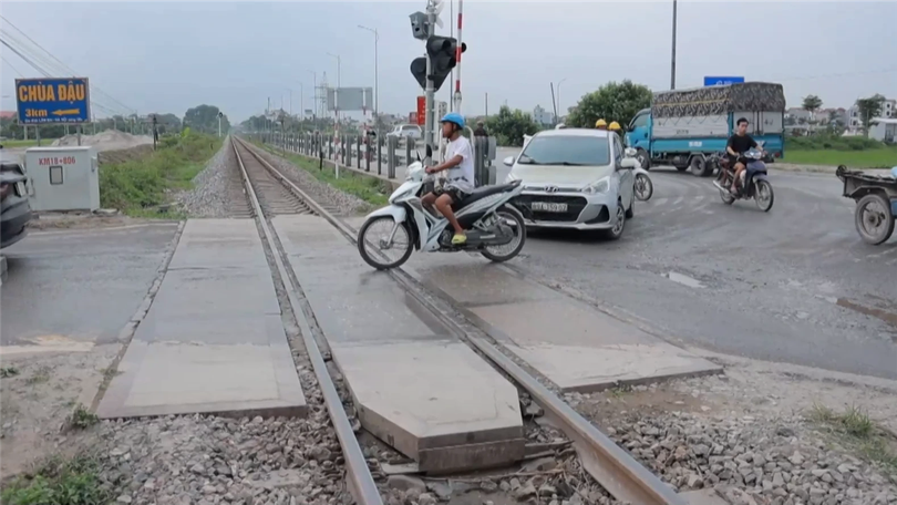 Xử phạt hơn 200 vi phạm an toàn giao thông đường sắt