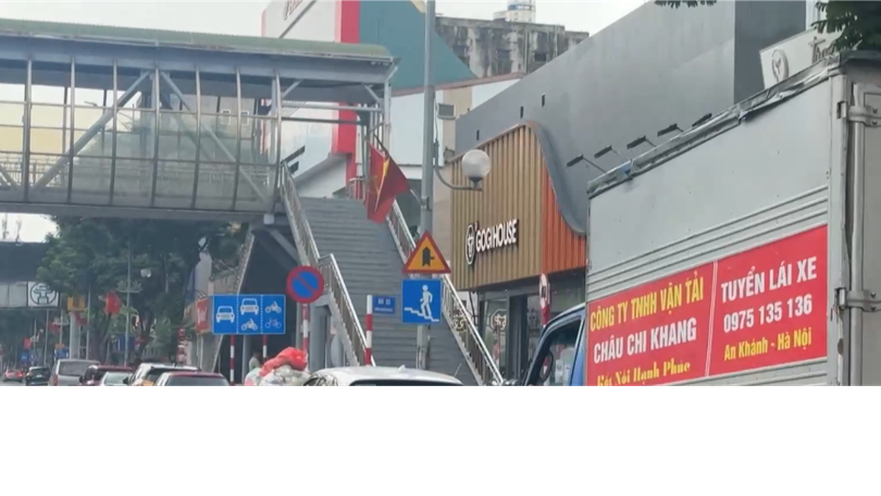 Xe đỗ tràn lan bất chấp biển cấm