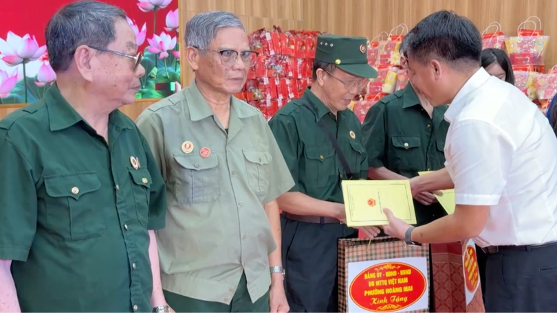 Phường Hoàng Mai tri ân các gia đình chính sách