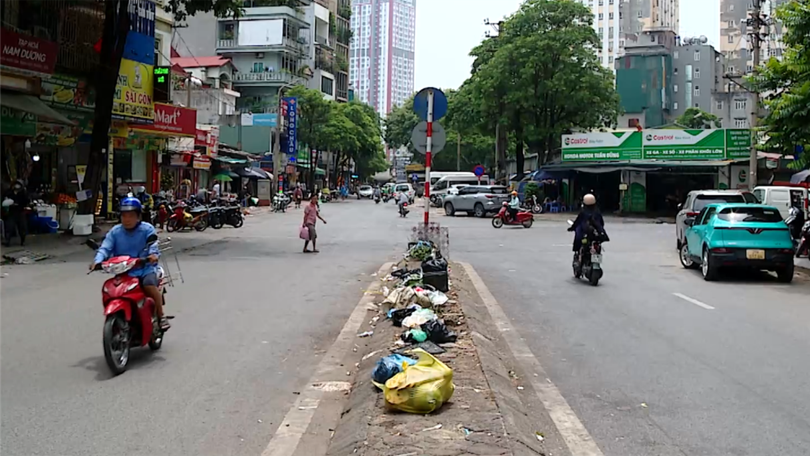 Rác thải tràn lan trên tuyến phố Trần Bình