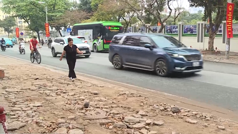 Vỉa hè phố Phùng Hưng phường Hà Đông xuống cấp nghiêm trọng