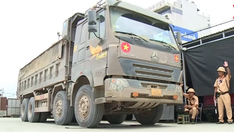 Áp lực giao thông chưa giảm trên đường 427 sau xử lý xe quá tải