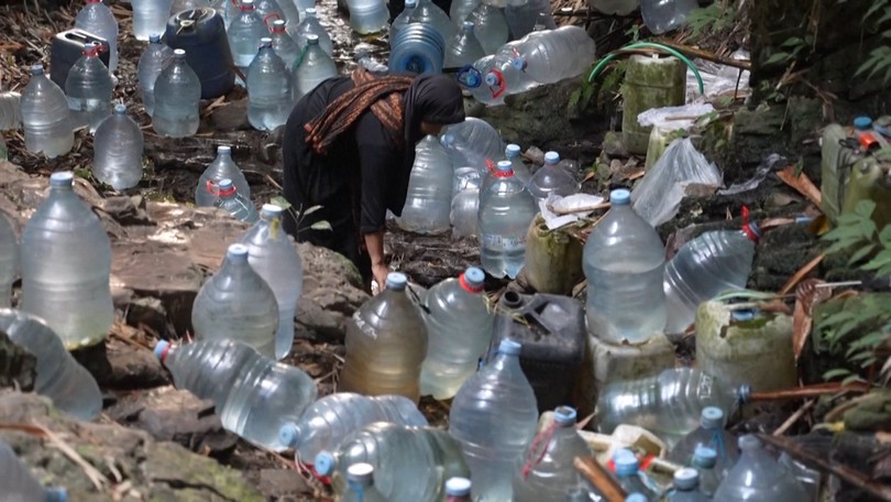 Người dân Indonesia chật vật tìm nước sinh hoạt mùa hạn hán