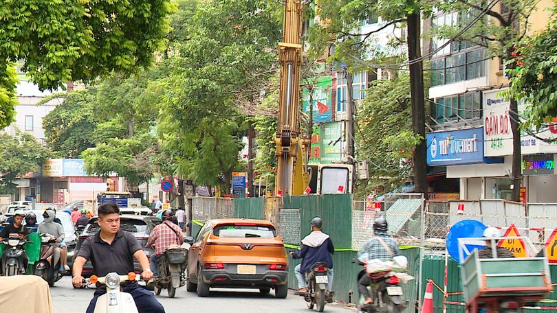 Rào chắn đường Phùng Hưng – Hà Đông gây ùn tắc giao thông