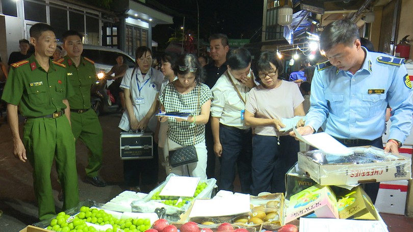 Siết chặt quản lý nguồn gốc hoa quả tại chợ đầu mối Long Biên