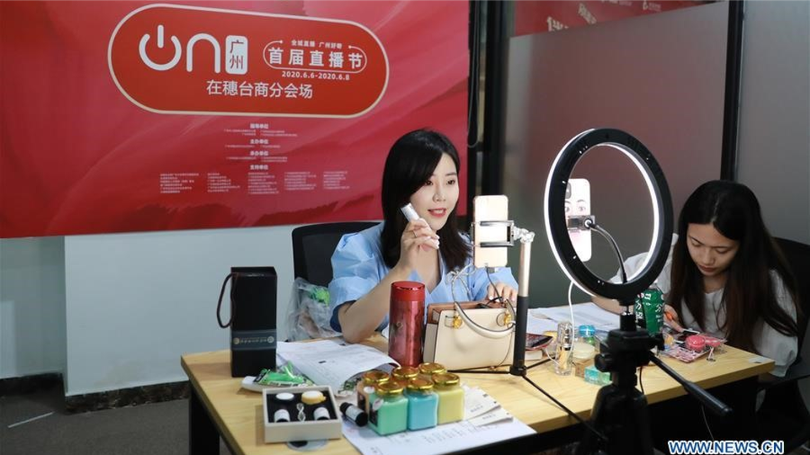 Livestream bán hàng - Hết thời ẩn danh