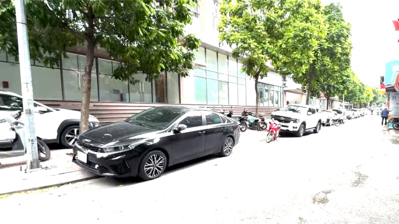 Bất cập dừng đỗ ô tô trước tòa C1 Thành Công