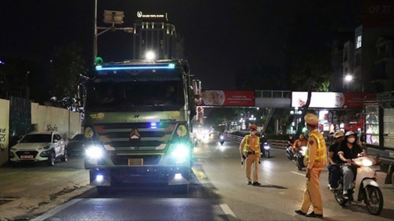 Nhức nhối tình trạng xe quá tải về đêm
