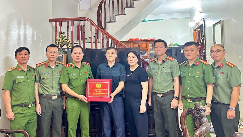 Lãnh đạo Công an thành phố Hà Nội thăm gia đình các liệt sĩ