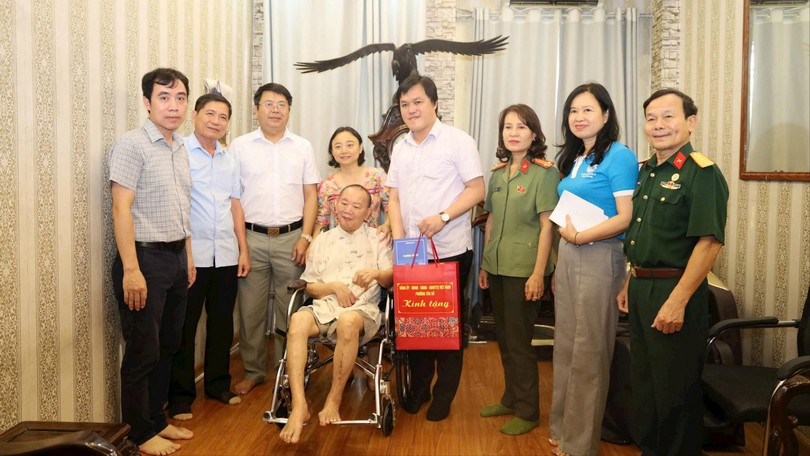 Phường Yên Sở thăm, tặng quà gia đình chính sách