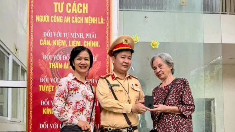 CSGT Hà Nội trao trả điện thoại bị rơi cho cụ bà