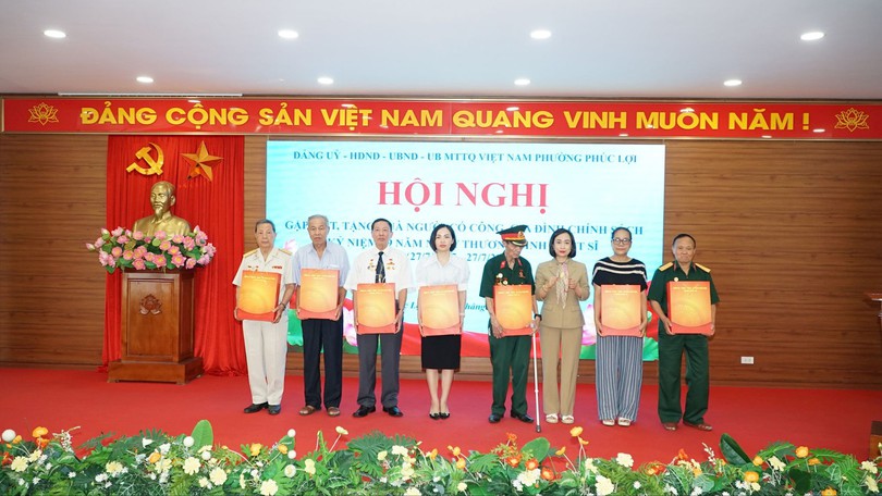 Phường Phúc Lợi tặng quà cho các gia đình chính sách, người có công