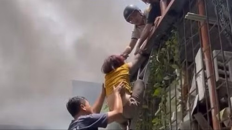 Kịp thời cứu 3 người mắc kẹt trong vụ cháy nhà dân