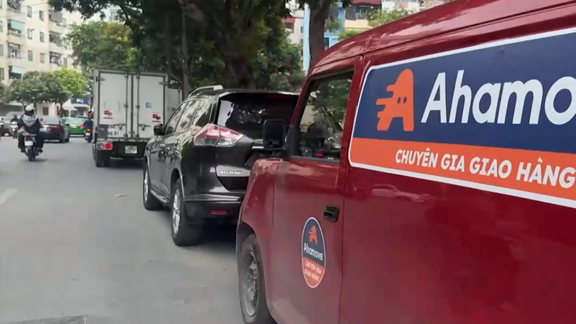 Đỗ xe bất chấp biển cấm trên phố Khúc Thừa Dụ