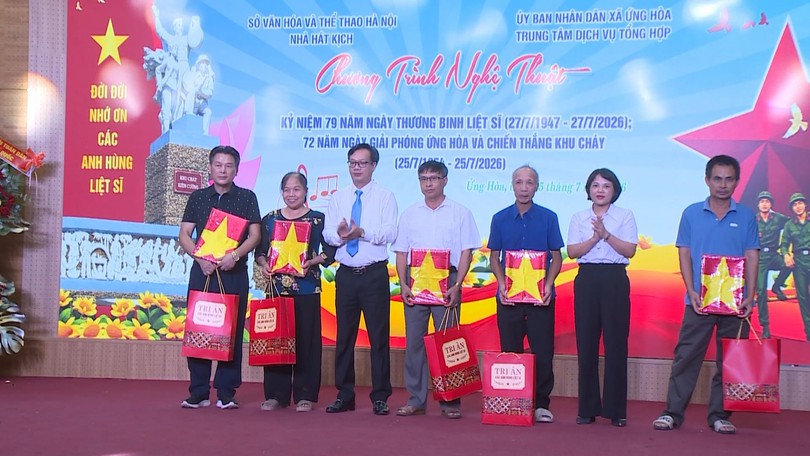 Xã Ứng Hòa tặng quà tri ân người có công