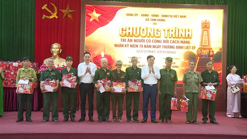 Xã Tam Hưng trao 227 suất quà cho người có công