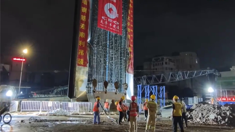 Hạ thành công lồng thép đầu tiên trên tuyến metro số 5