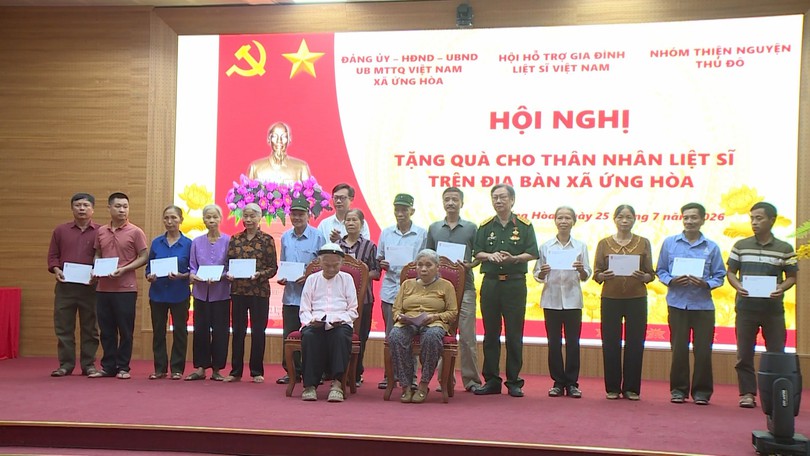 Xã Ứng Hòa tặng quà thân nhân gia đình liệt sĩ
