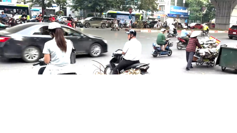 Hố sụt giữa đường, bao giờ được khắc phục?