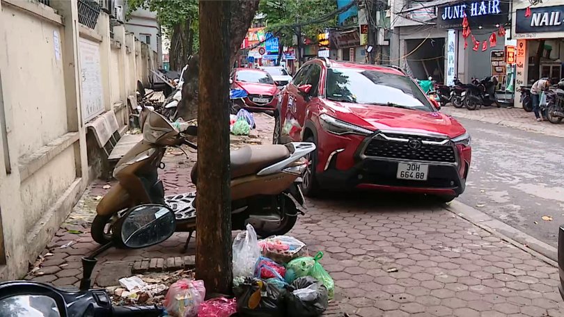 Vi phạm trật tự đô thị trên tuyến phố Nhân Hòa