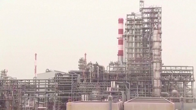 Giá dầu tăng vọt khi Mỹ và Iran nối lại giao tranh