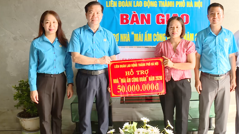 Trao kinh phí hỗ trợ xây dựng mái ấm công đoàn