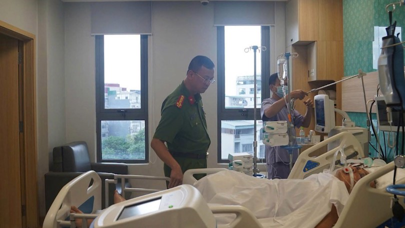 Thăm hỏi cán bộ bị thương khi làm nhiệm vụ chữa cháy