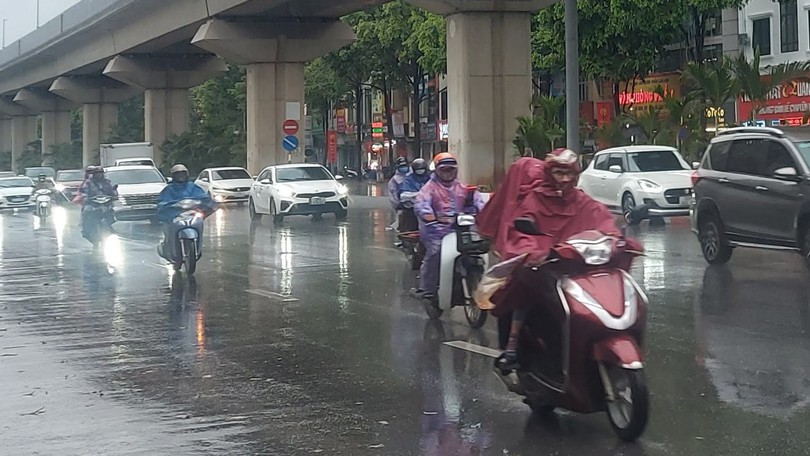 Hà Nội xuất hiện nắng nóng, mưa lớn trên diện rộng