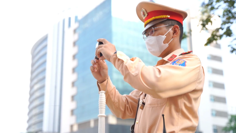 Cảnh sát giao thông Hà Nội tăng cường sử dụng camera nghiệp vụ phát hiện vi phạm