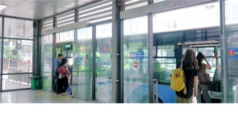 Hà Nội kéo dài thời gian sử dụng thẻ xe buýt miễn phí không gắn chip