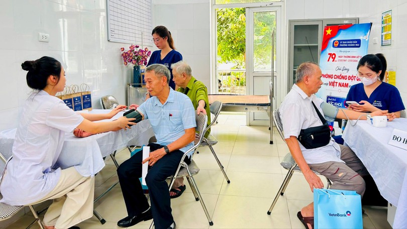 Phường Hoàng Mai khám bệnh cho đối tượng chính sách