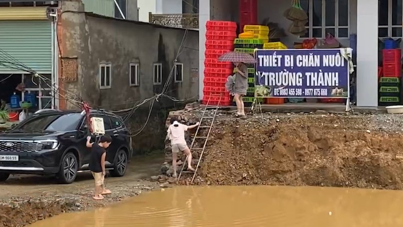 Thi công Quốc lộ 6: Người dân gặp khó khăn khi ra khỏi nhà