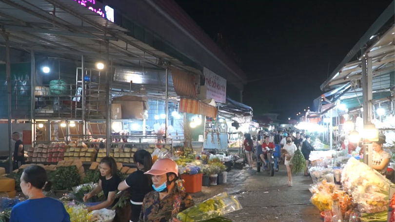 Chợ hoa Quảng An rực rỡ sắc màu dưới ánh đèn đêm