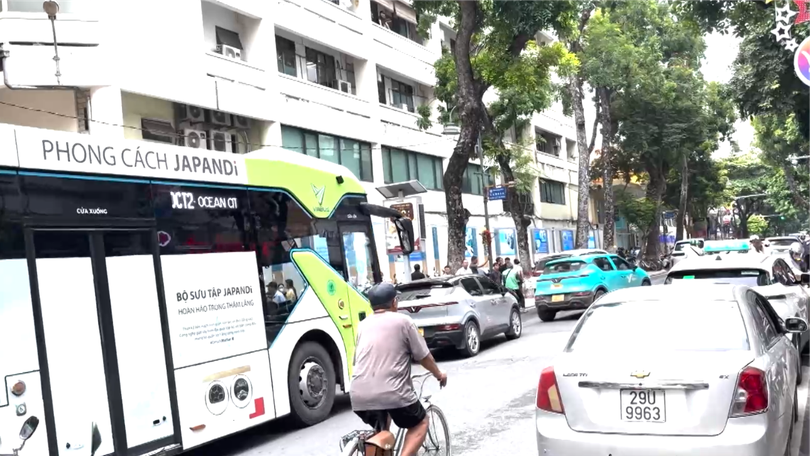 Lộn xộn dừng đỗ xe trước cổng Bệnh Viện Mắt Trung ương
