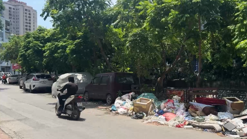 Vi phạm trật tự đô thị tại khu vực ven sông Lừ