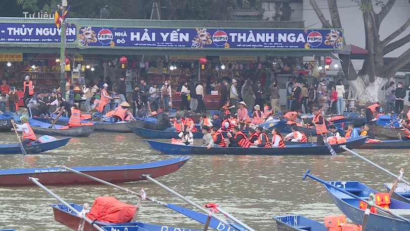 Truy tố nhóm lừa "chạy" giấy phép tại chùa Hương