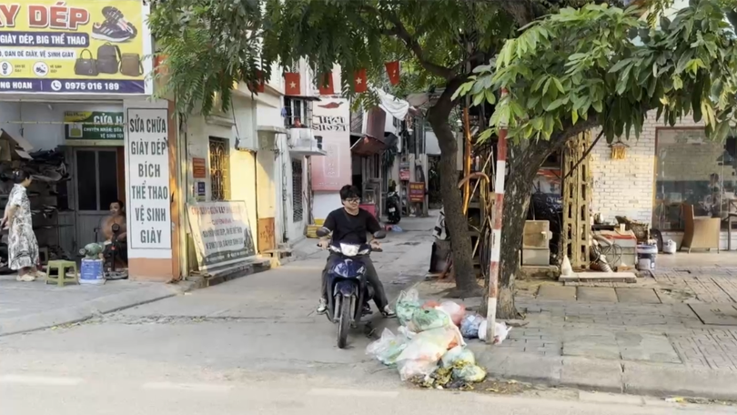 Chưa đến giờ thu gom, rác đã tràn lan trên phố